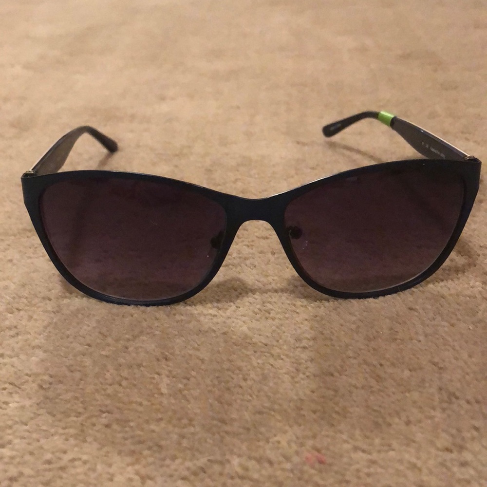 Navy Vera Bradley sunglasses